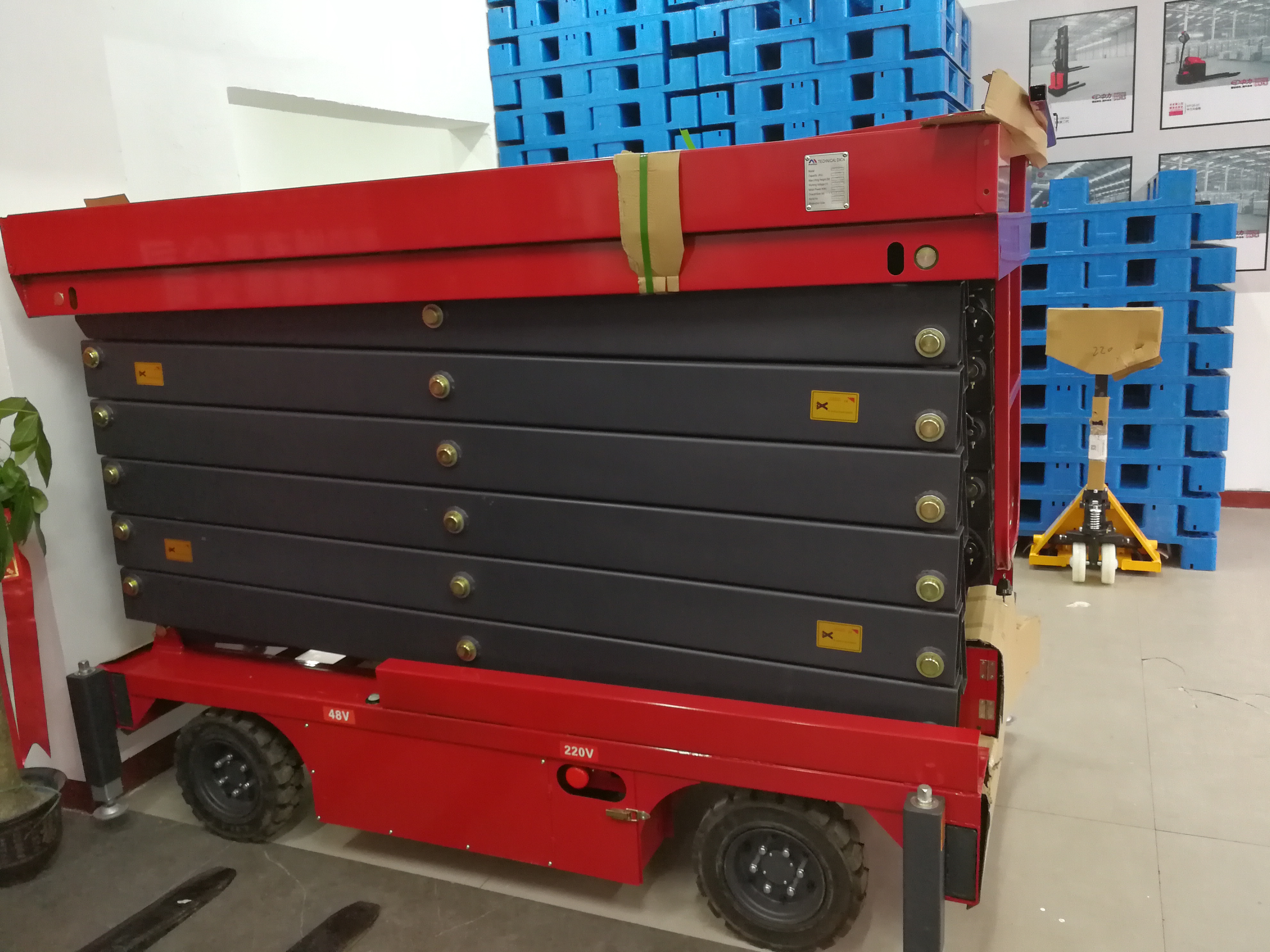 自行走剪叉式高空作業(yè)平臺(tái) 自行走剪叉式高空作業(yè)平臺(tái)